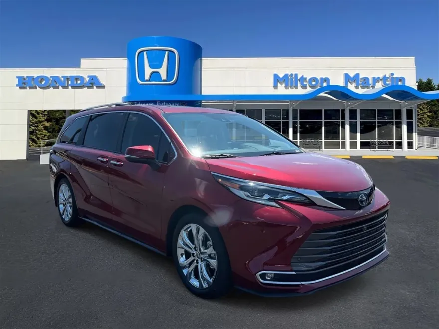 2023 Toyota Sienna Platinum photo 1