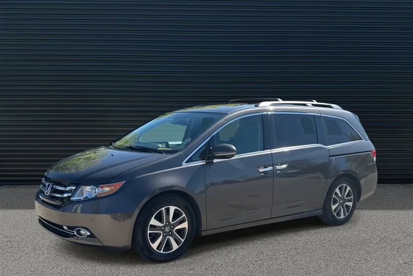 2015 Honda Odyssey Touring photo 1