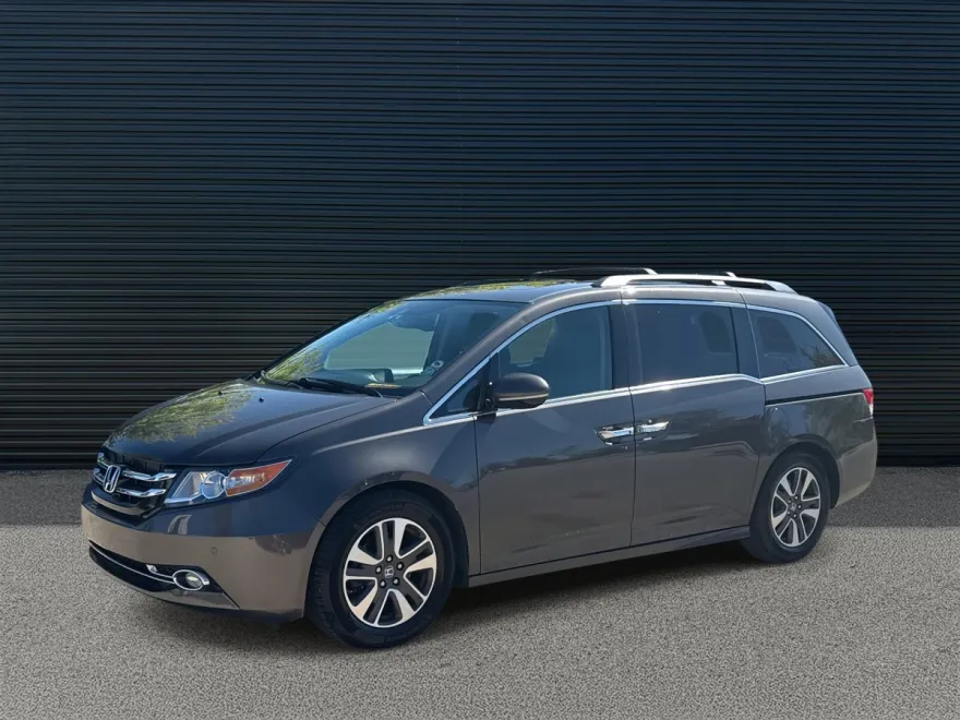 2015 Honda Odyssey Touring photo 1