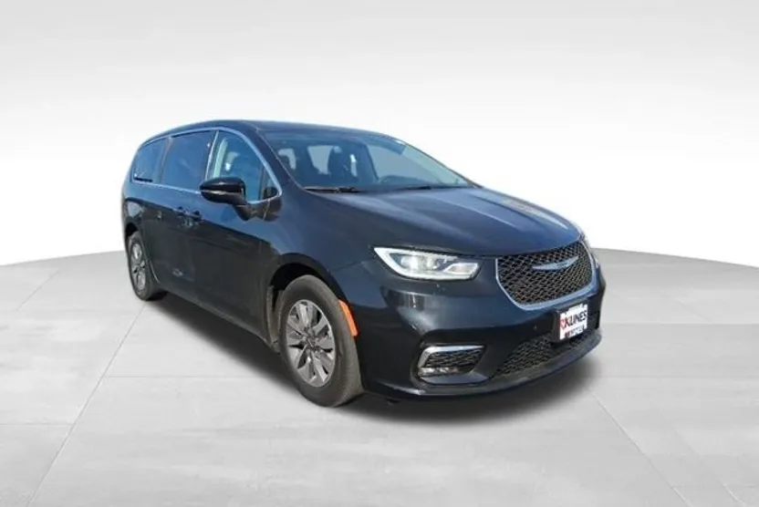 2023 Chrysler Pacifica Hybrid Touring L photo 1