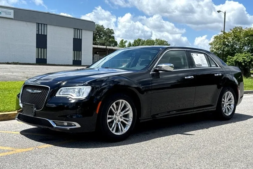 2017 Chrysler 300 C Base photo 1