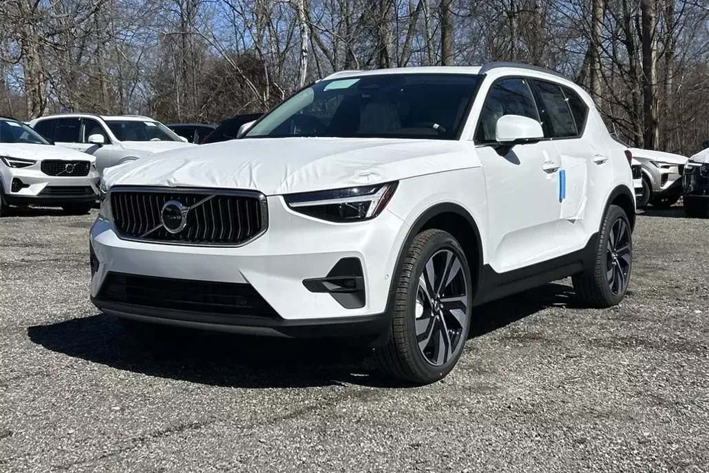 2025 Volvo XC40 photo 1
