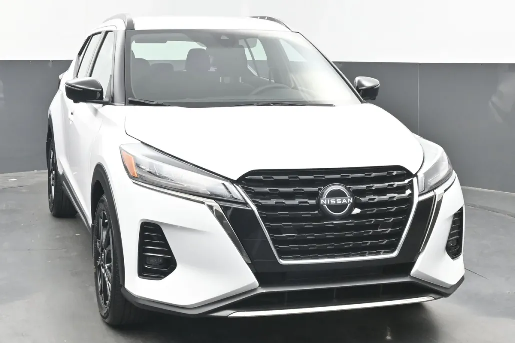 2024 Nissan Kicks SR photo 1