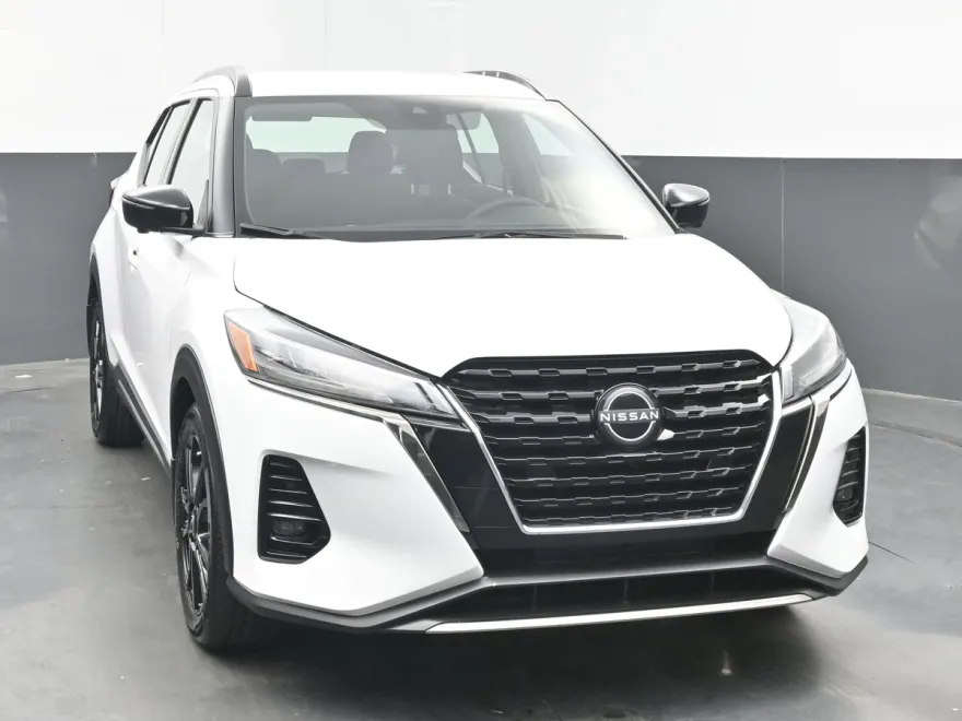 2024 Nissan Kicks SR photo 1