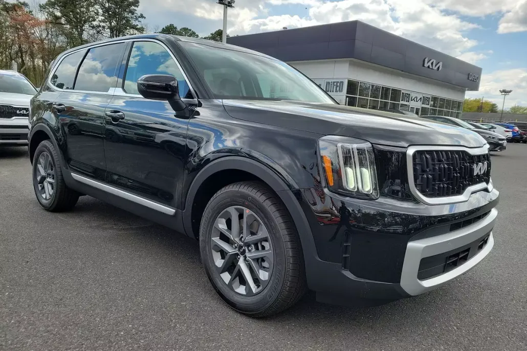 2023 Kia Telluride LX photo 1