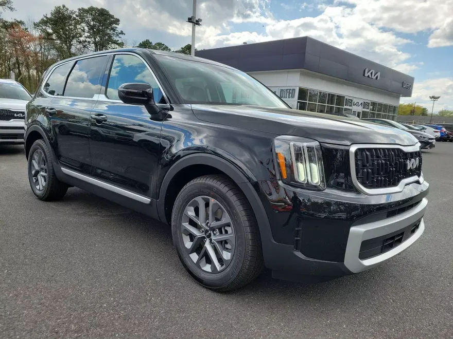 2023 Kia Telluride LX photo 1