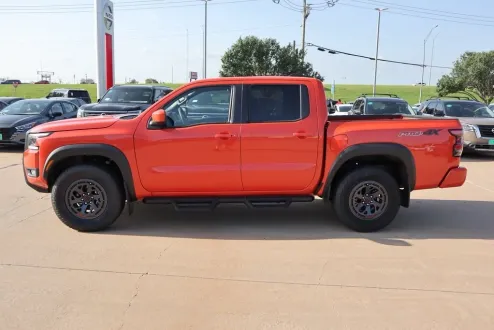 2025 Nissan Frontier PRO-4X photo 2