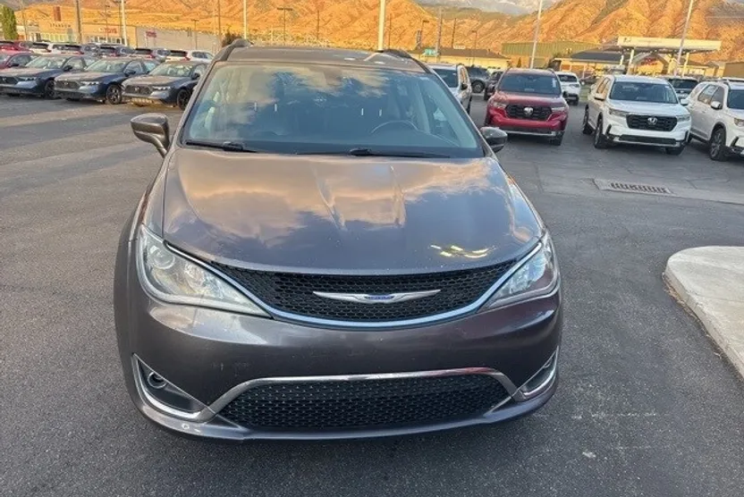 2017 Chrysler Pacifica Touring L photo 1