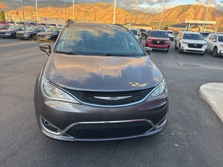 2017 Chrysler Pacifica Touring L photo 1
