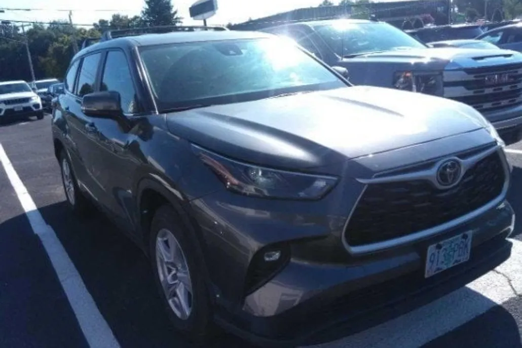 2023 Toyota Highlander LE photo 1