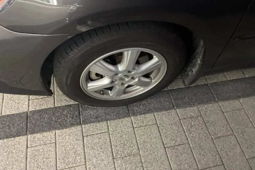 2010 Toyota Camry LE photo 1