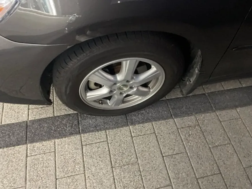 2010 Toyota Camry LE photo 1
