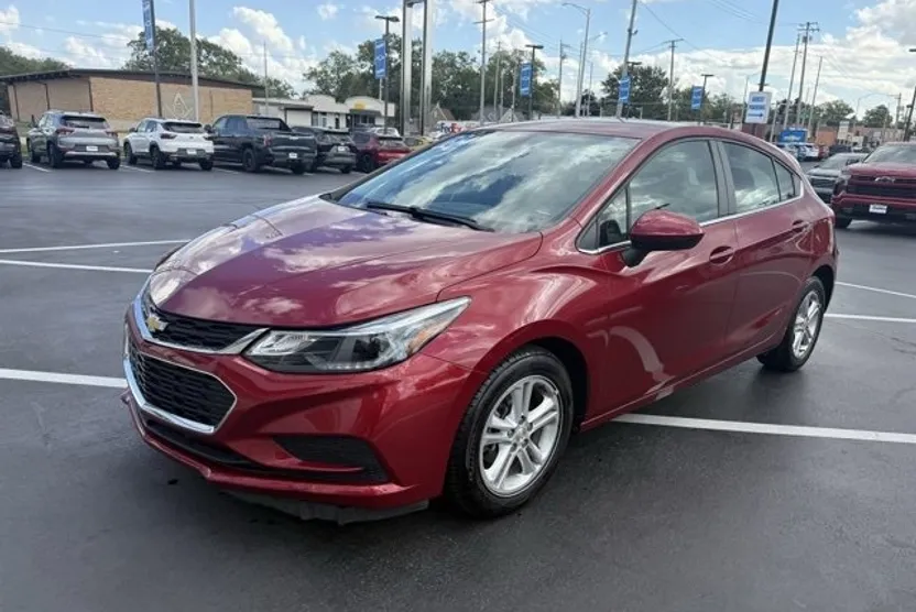 2018 Chevrolet Cruze LT photo 1