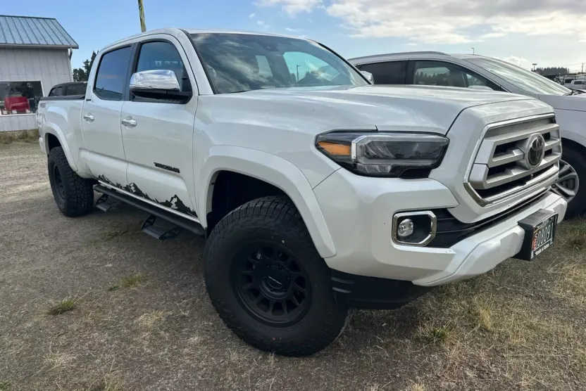 2023 Toyota Tacoma Limited V6 photo 1