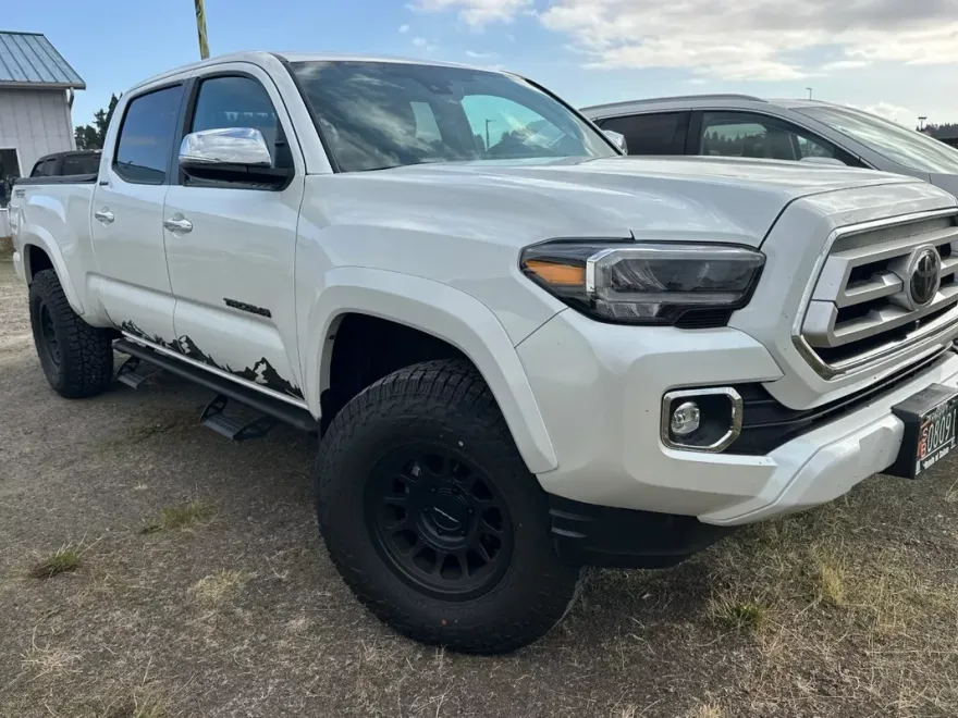 2023 Toyota Tacoma Limited V6 photo 1