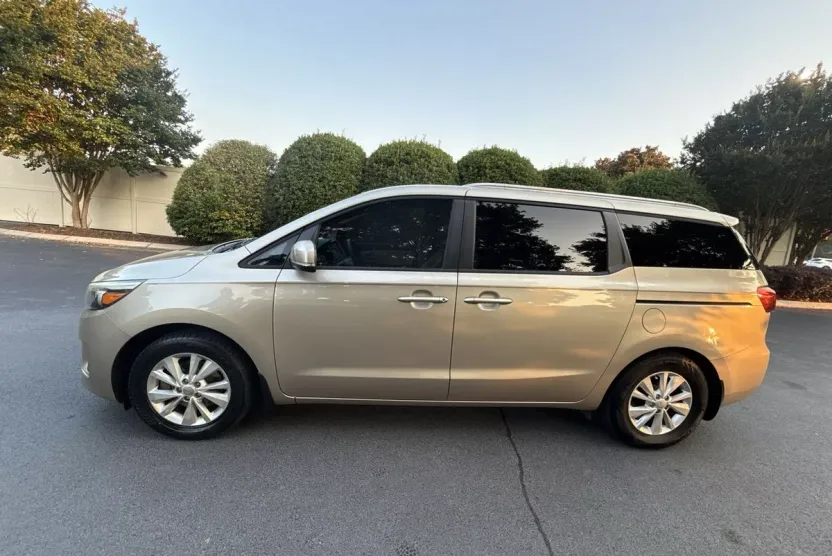 2015 Kia Sedona LX photo 1