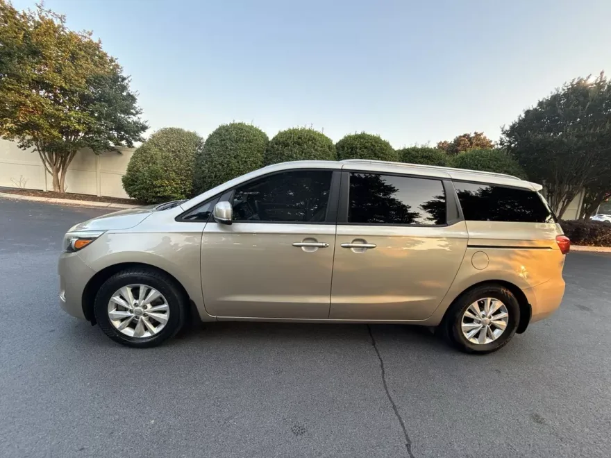 2015 Kia Sedona LX photo 1