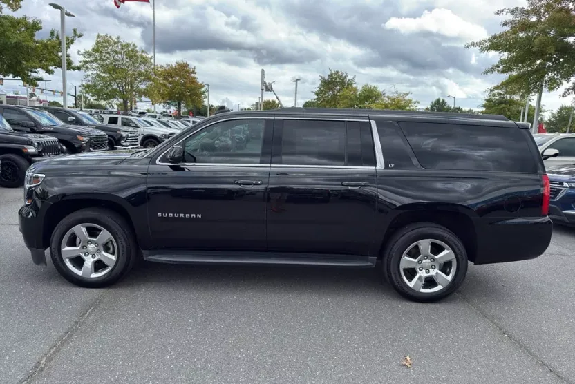 2019 Chevrolet Suburban LT photo 1
