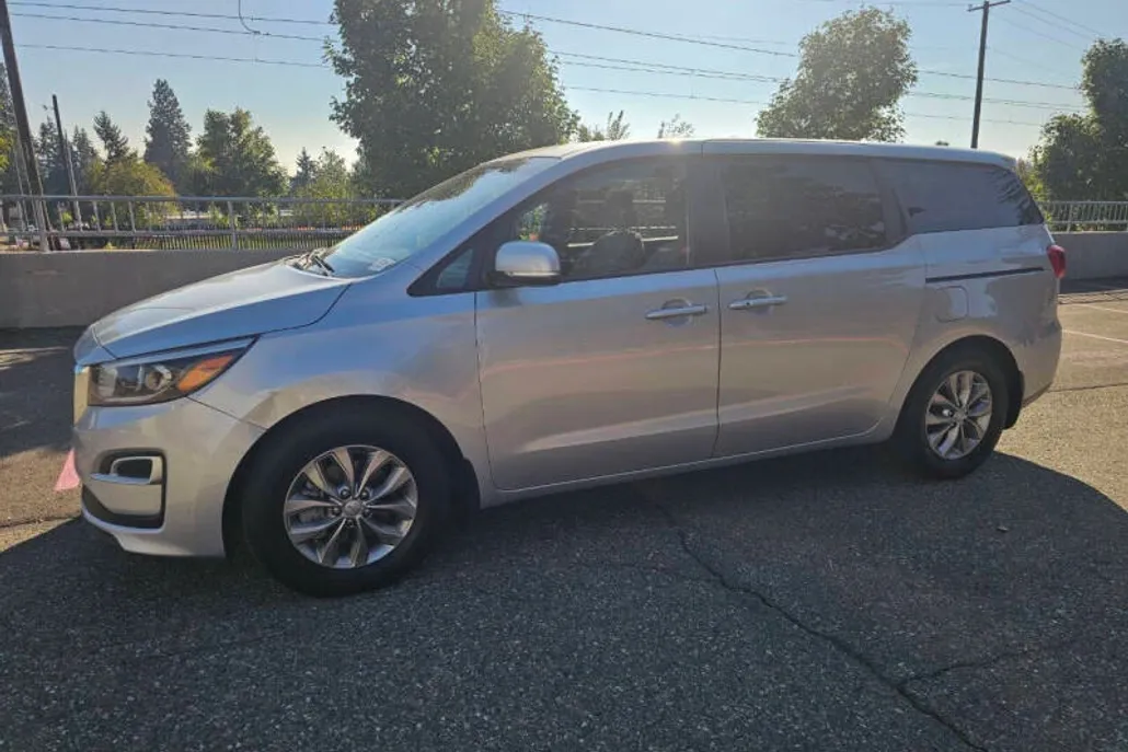 2019 Kia Sedona LX photo 1