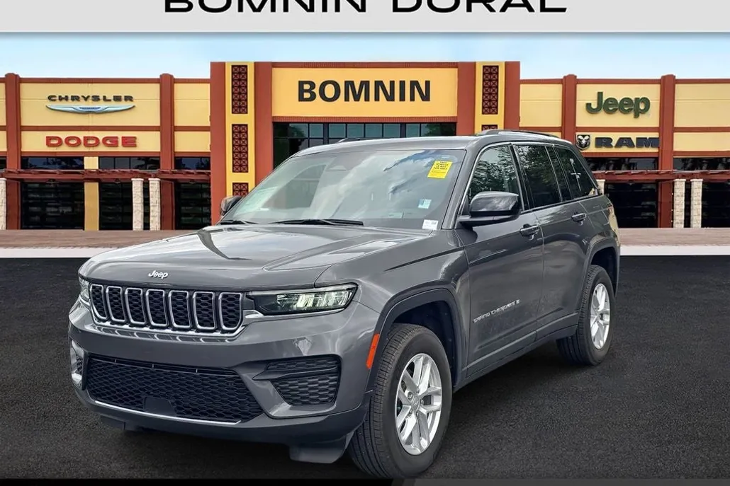 2023 Jeep Grand Cherokee Laredo photo 1