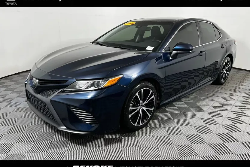 2018 Toyota Camry SE photo 1
