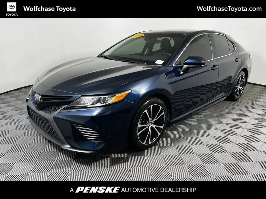 2018 Toyota Camry SE photo 1