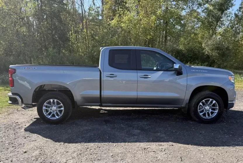 2026 Chevrolet Silverado 1500 LT photo 1