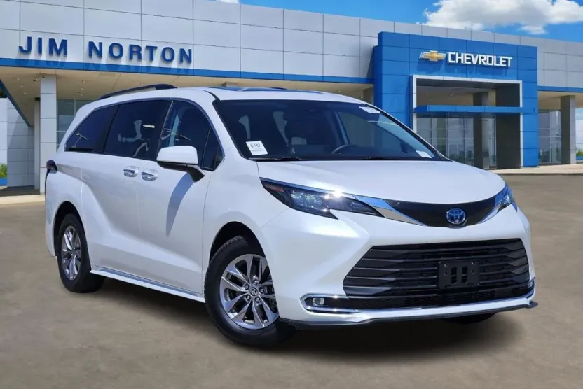 2024 Toyota Sienna XLE photo 1