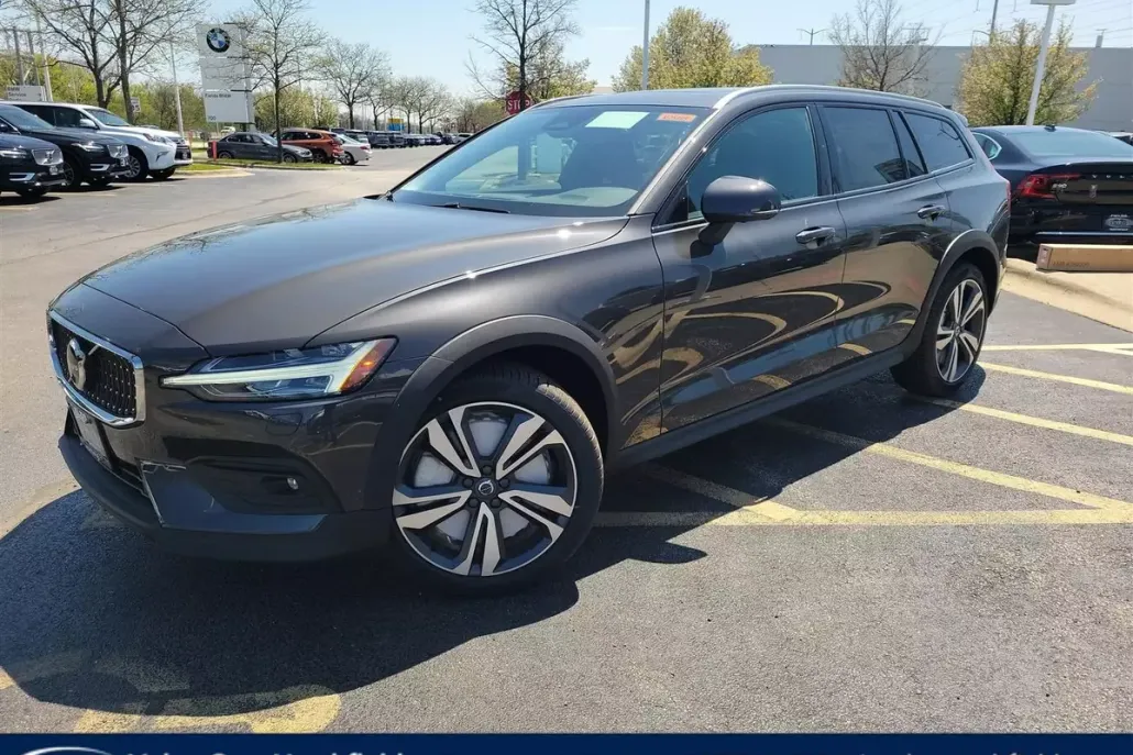 2025 Volvo V60 Cross Country B5 Plus photo 1
