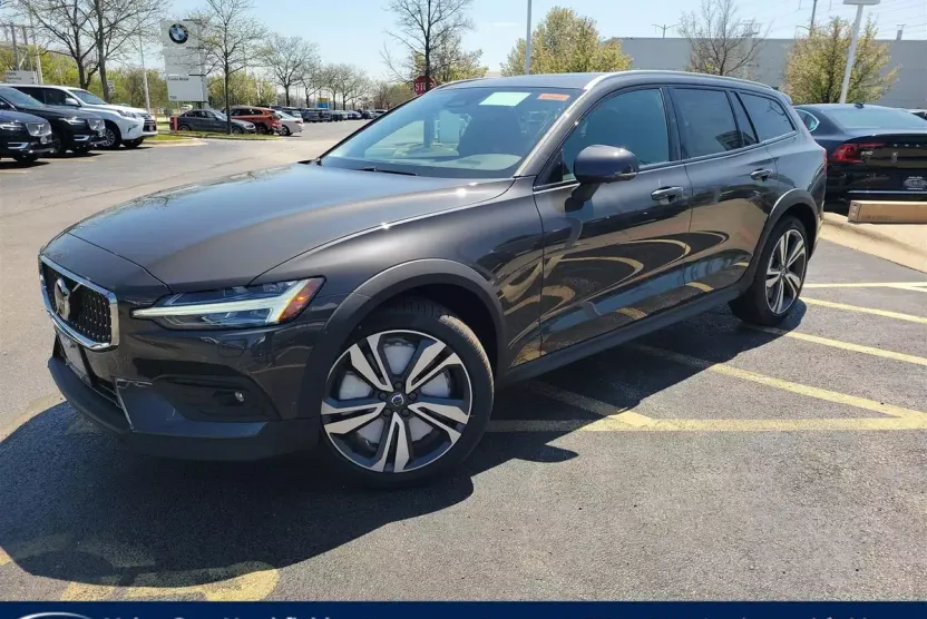 2025 Volvo V60 Cross Country B5 Plus photo 1