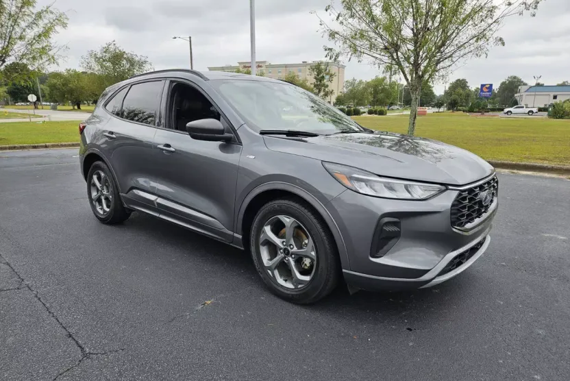 2023 Ford Escape ST-Line photo 1