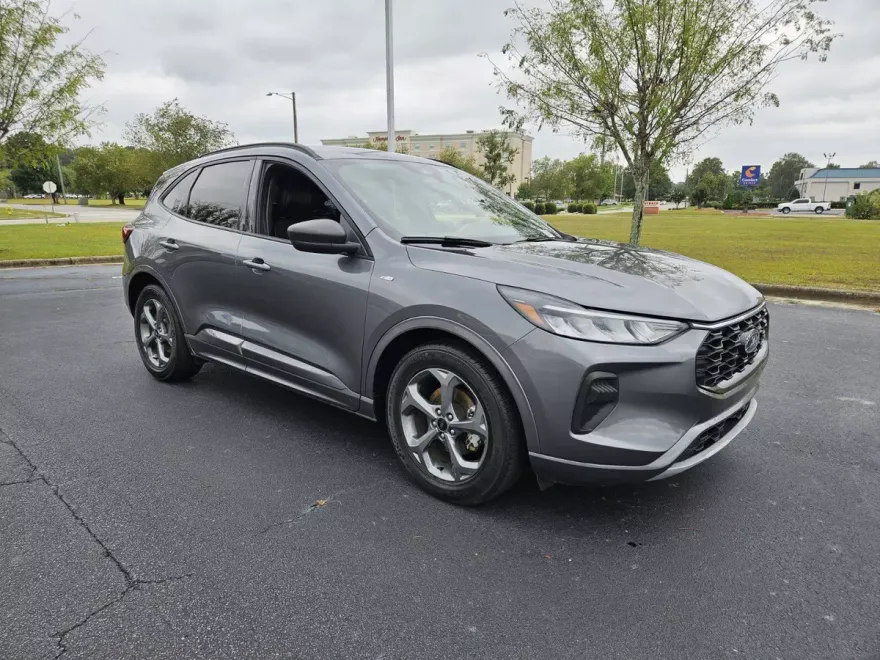 2023 Ford Escape ST-Line photo 1