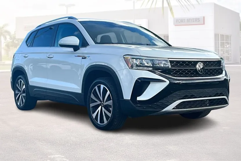 2024 Volkswagen Taos SE photo 1