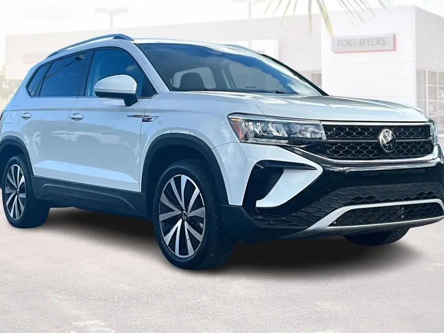 2024 Volkswagen Taos SE photo 1