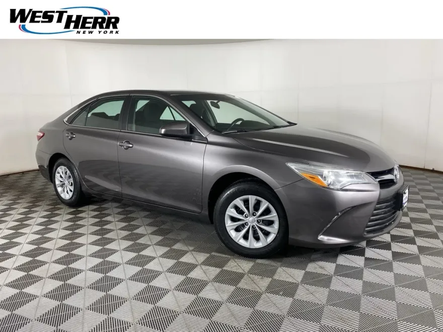 2016 Toyota Camry LE photo 1
