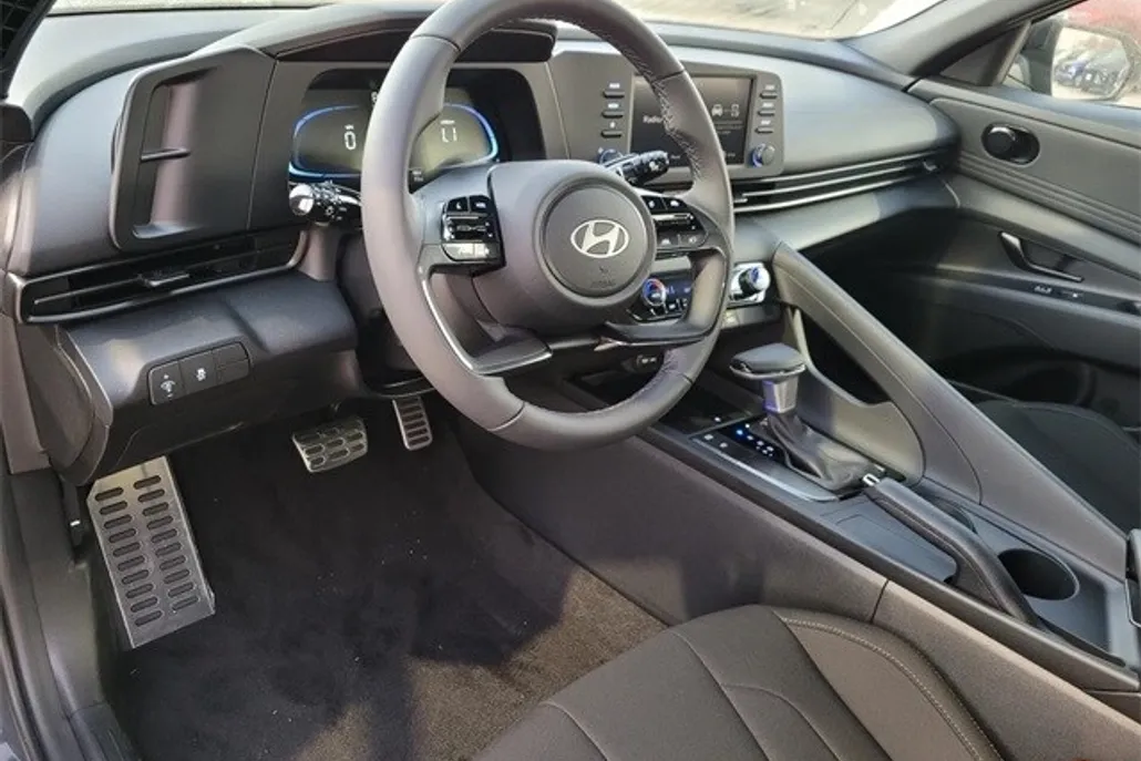 2025 Hyundai Elantra SEL Sport photo 1