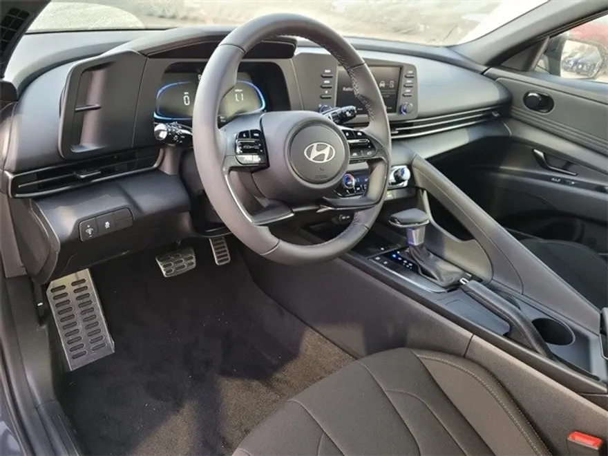 2025 Hyundai Elantra SEL Sport photo 1