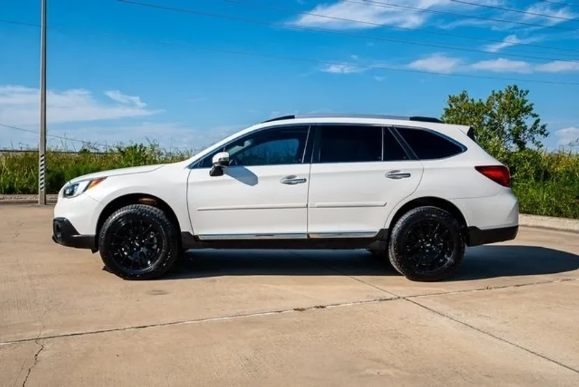 2017 Subaru Outback 3.6R Touring photo 1