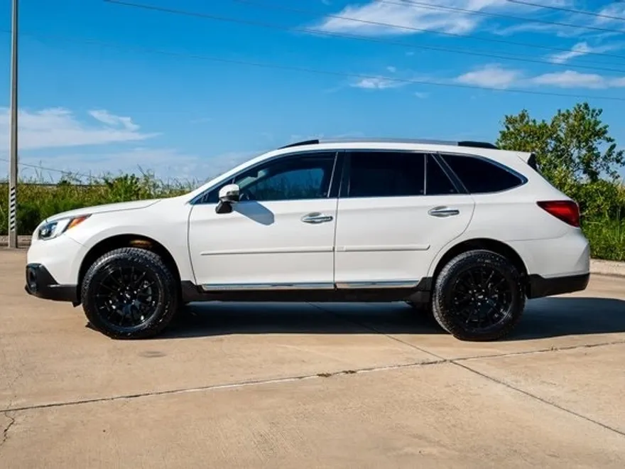 2017 Subaru Outback 3.6R Touring photo 1
