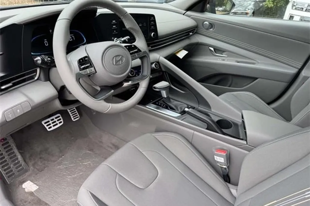 2025 Hyundai Elantra SEL Sport photo 1