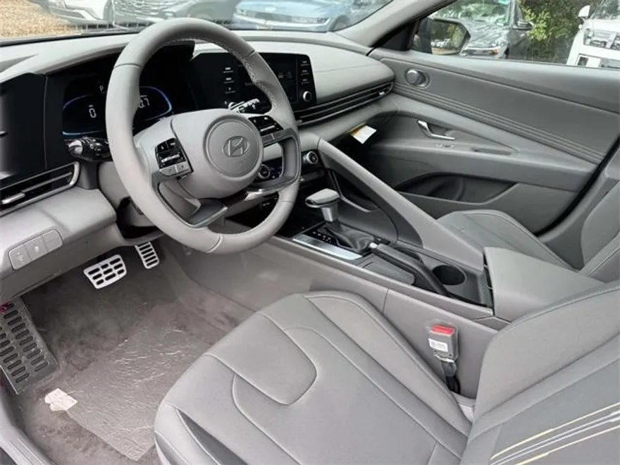 2025 Hyundai Elantra SEL Sport photo 1