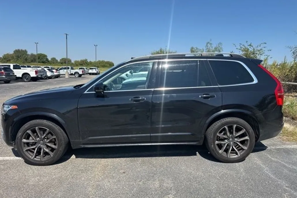 2019 Volvo XC90 T5 Momentum photo 1