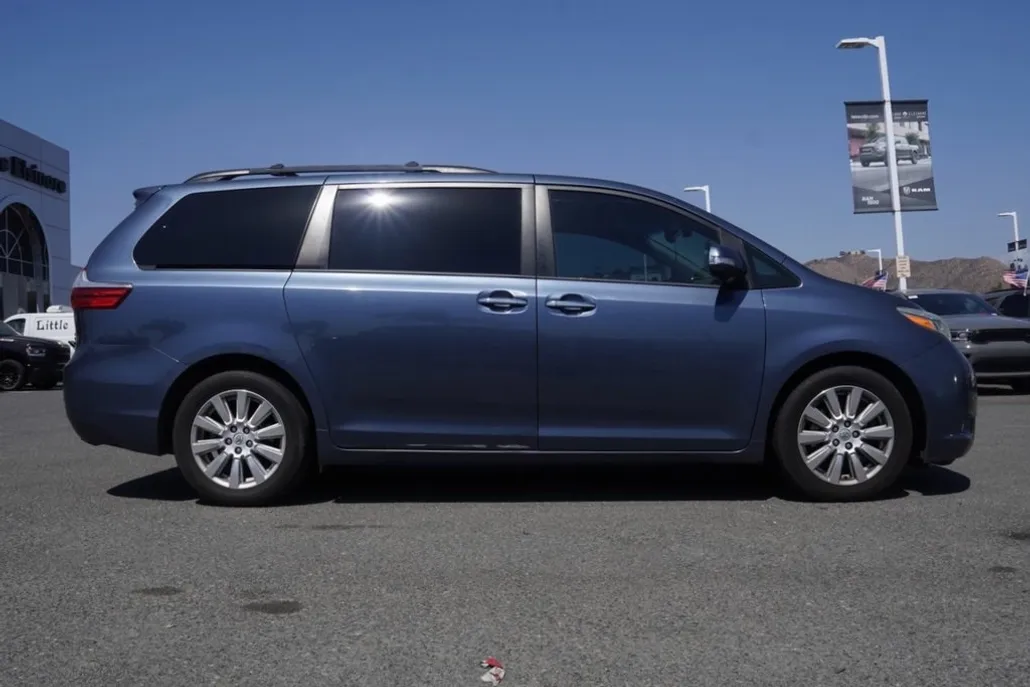 2017 Toyota Sienna Limited photo 1