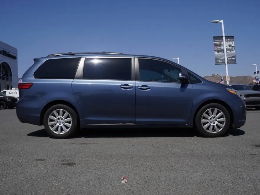 2017 Toyota Sienna Limited photo 1