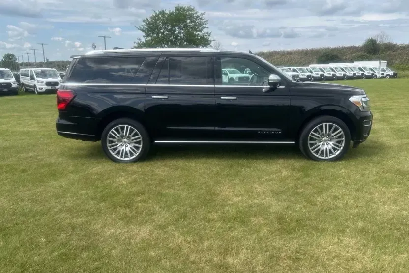2022 Ford Expedition MAX Platinum photo 1