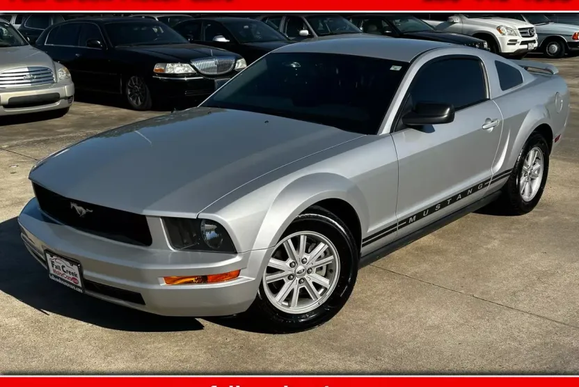 2005 Ford Mustang V6 Deluxe photo 1