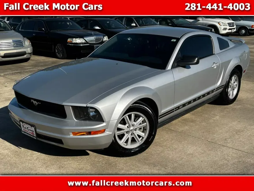2005 Ford Mustang V6 Deluxe photo 1