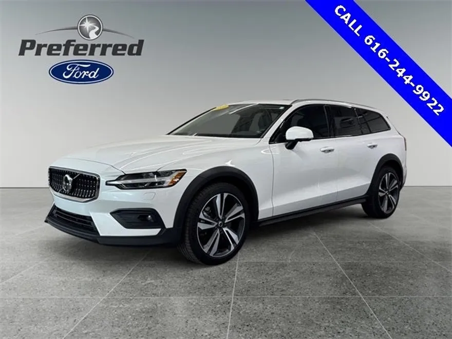 2023 Volvo V60 Cross Country B5 Plus AWD photo 1