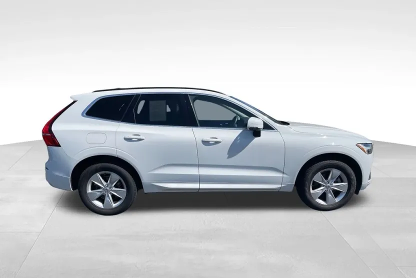 2022 Volvo XC60 B5 Momentum photo 1