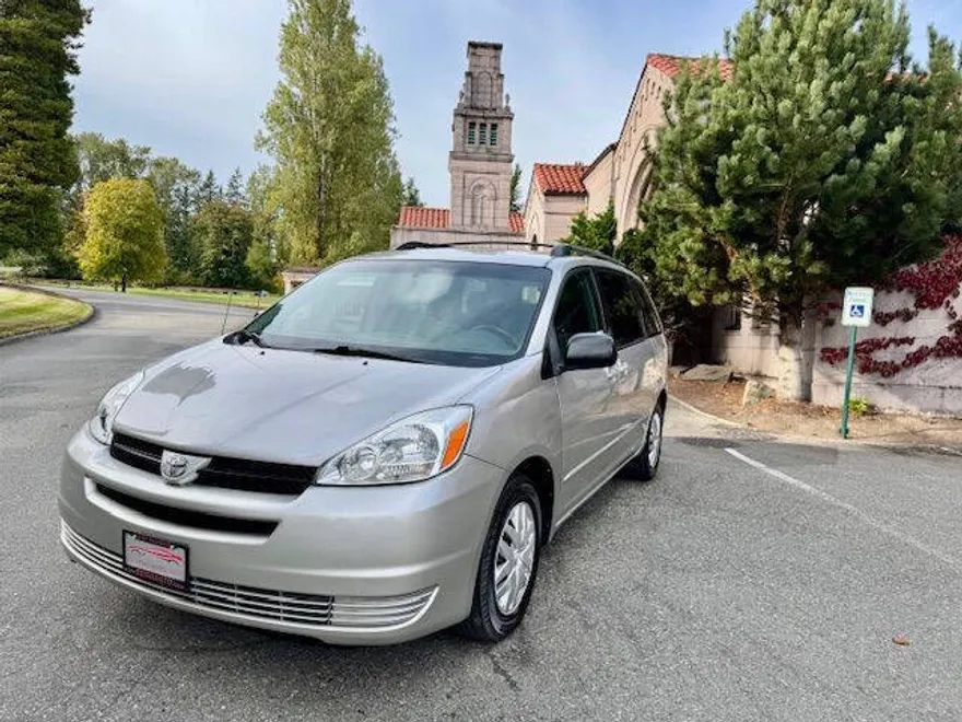 2005 Toyota Sienna LE photo 1